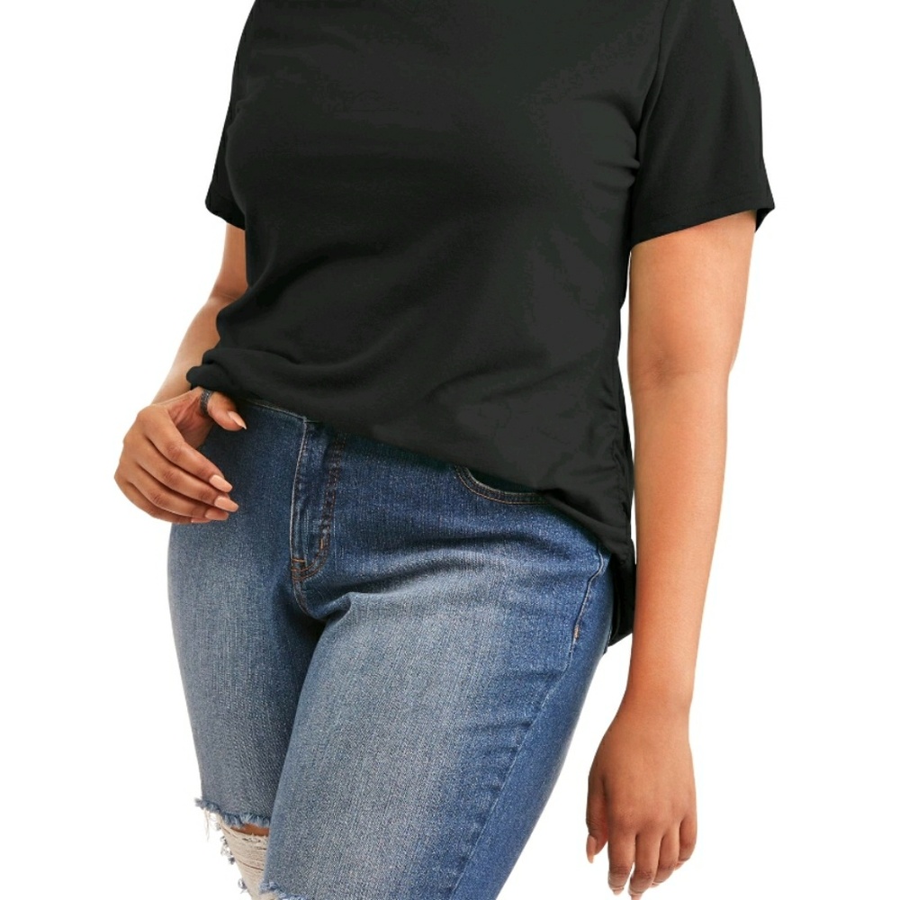 Plus-size scoop-neck tee 👕
